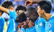 开云体育平台APP-激烈比赛：大连一方对阵广州富力