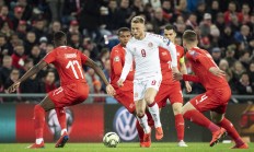 开云体育官网-欧预赛激战连连，球场情势复杂多变