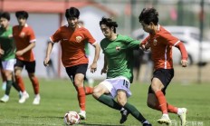 开云官网-足球运动员们在热血角逐中展现风采