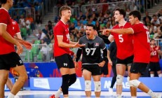 开云平台-包含群体花游比赛：加拿大选手力克对手的词条