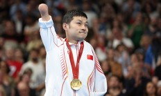 开云下载-非洲游泳新秀崭露头角，突破纪录夺冠成功