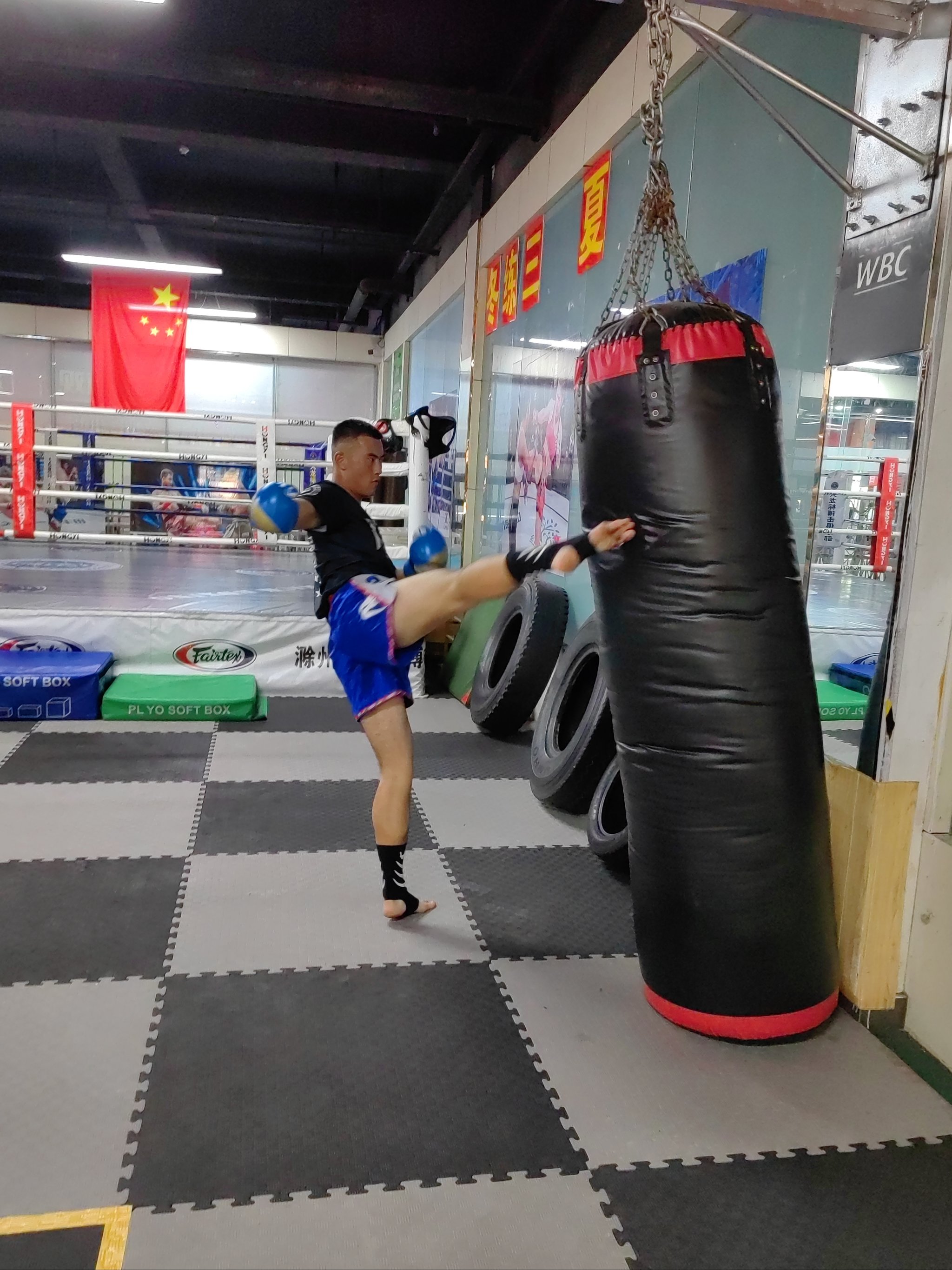 球场上的搏击，令人惊叹不已