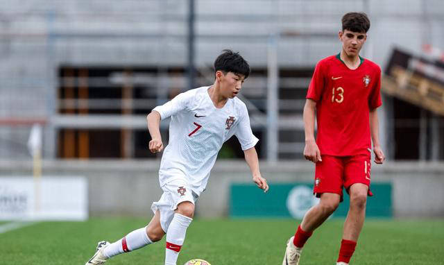 国内足球赛事备受瞩目，球员实力突出