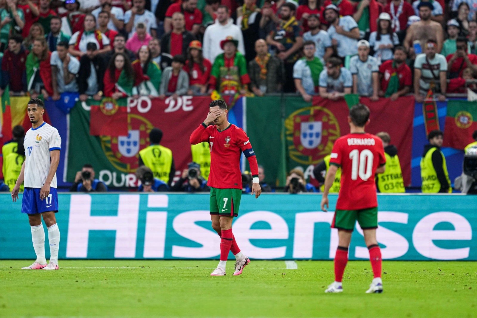 欧洲杯预选赛热血对决，球队奋力拼搏谁能胜出