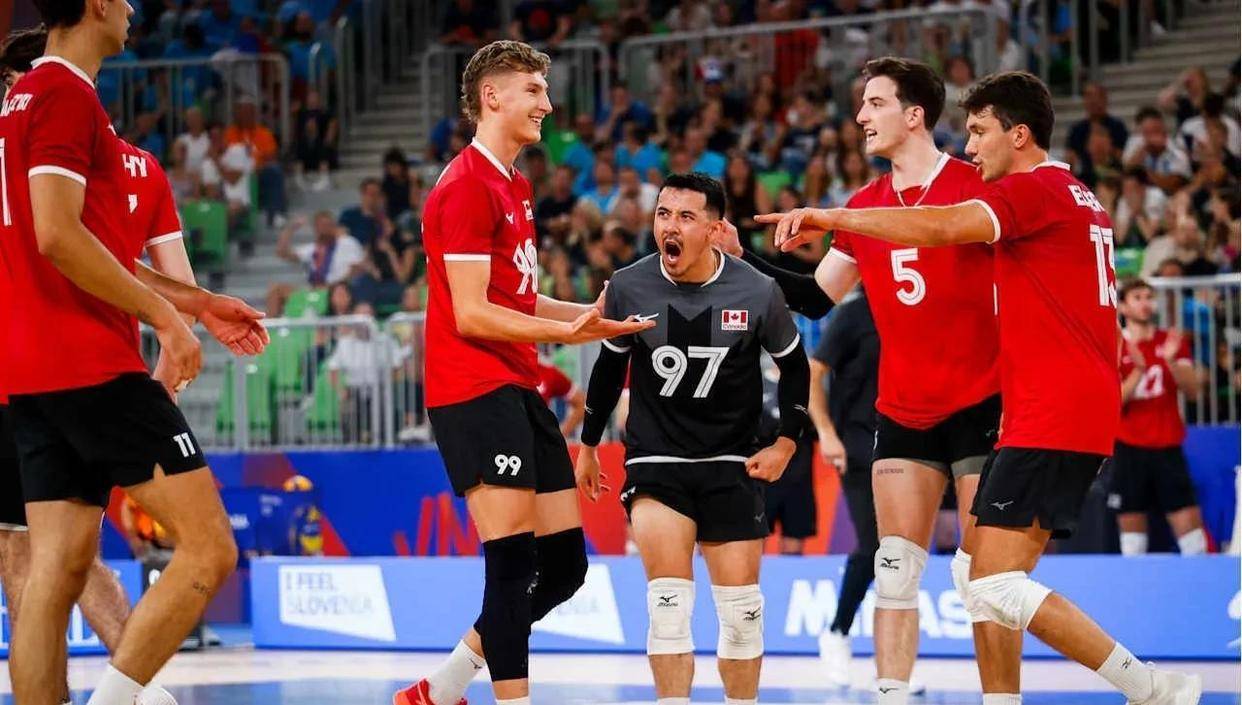 包含群体花游比赛：加拿大选手力克对手的词条