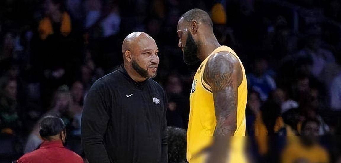 赛场上球员情绪波动，教练组调整尝试解决