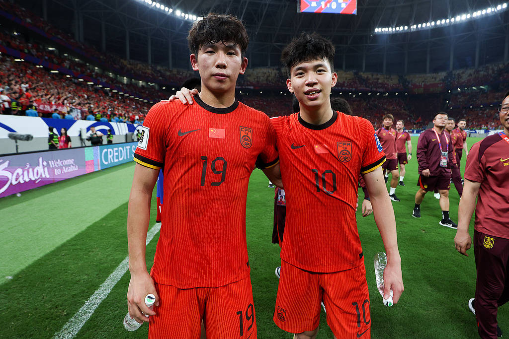 比赛中场掌控球权球员表现卓越不畏强敌的简单介绍