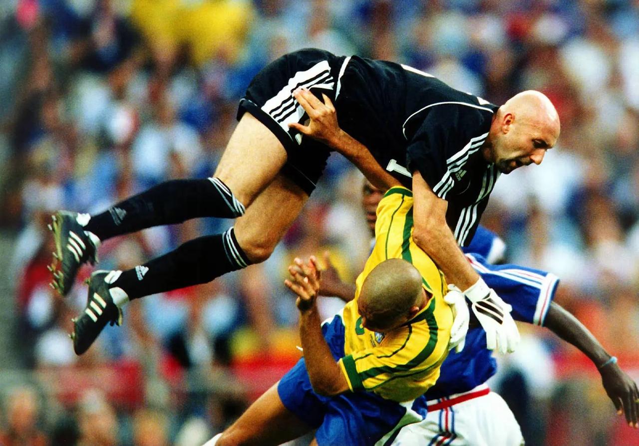 足球赛场上的精彩瞬间，让人心跳不已