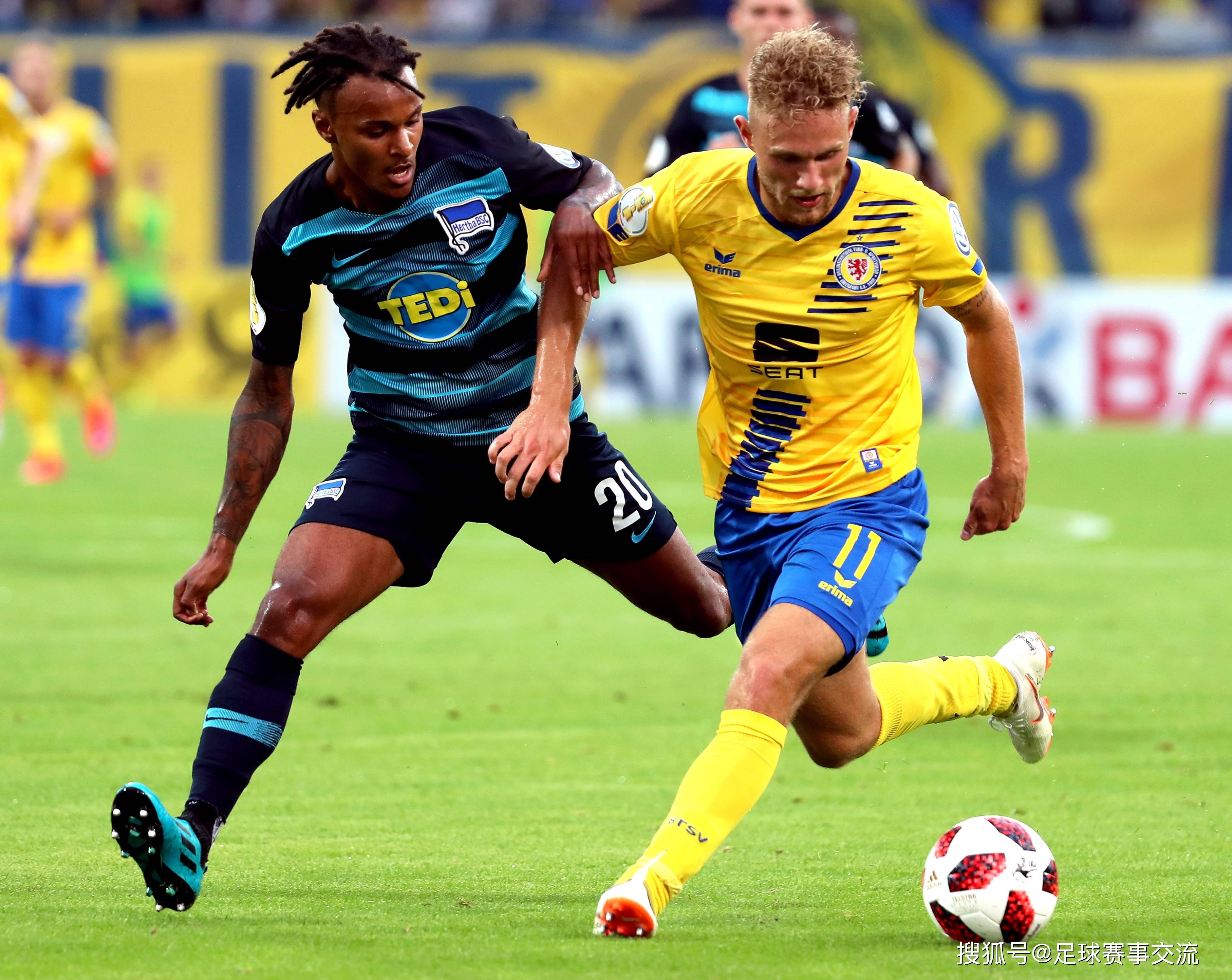 精彩的足球比赛场面引人入胜