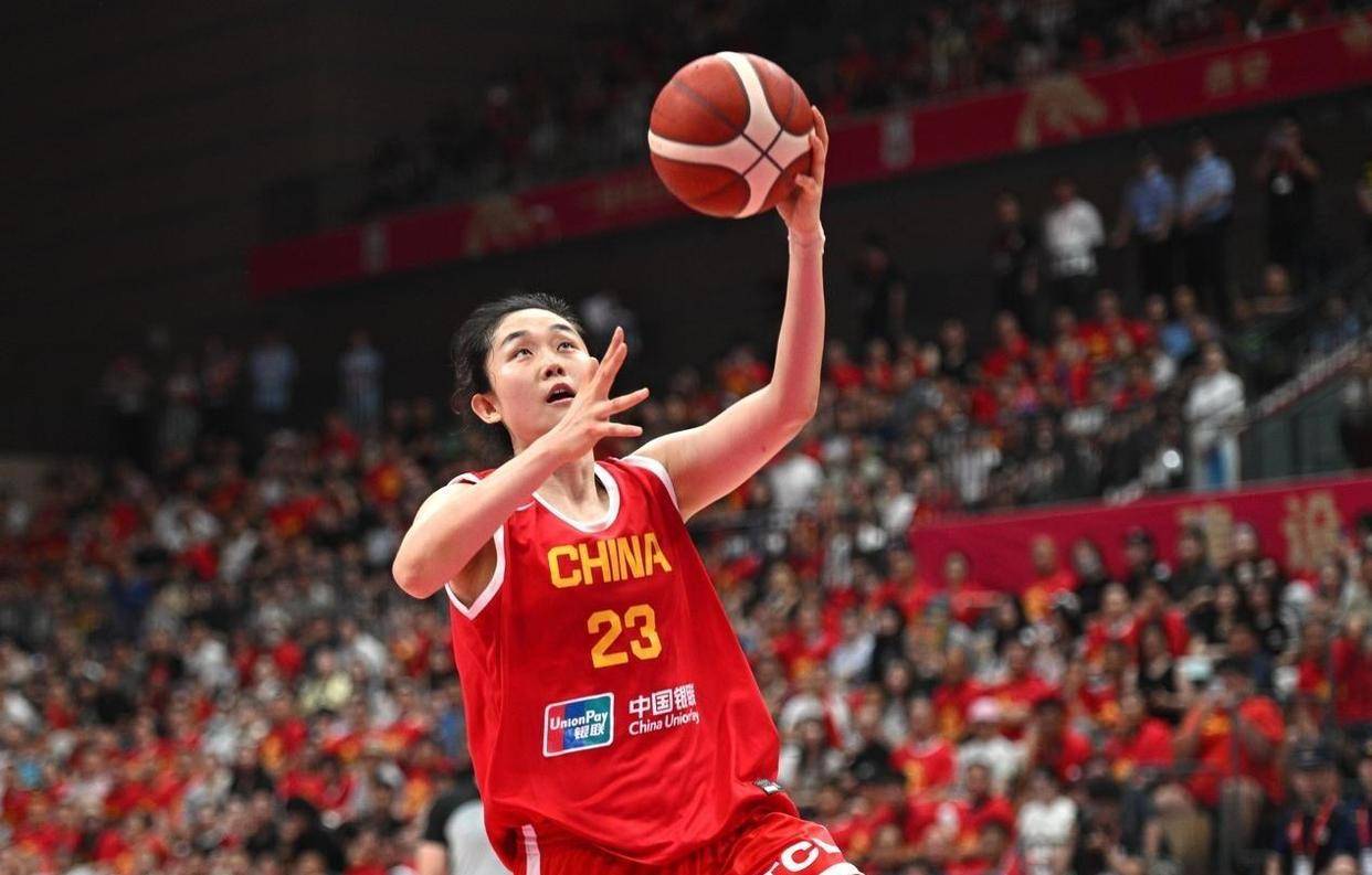 广东女篮全队组织战术训练，期待取得好成绩