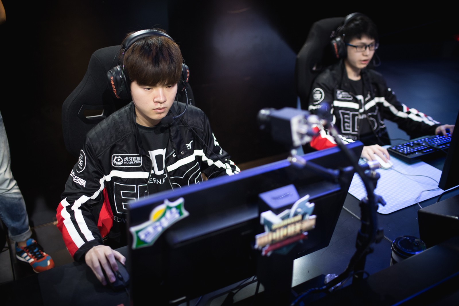 包含EDG鏖战BRO，Caps单局斩获MVP激烈交锋成都决赛之夜，锁定晋级资格的词条