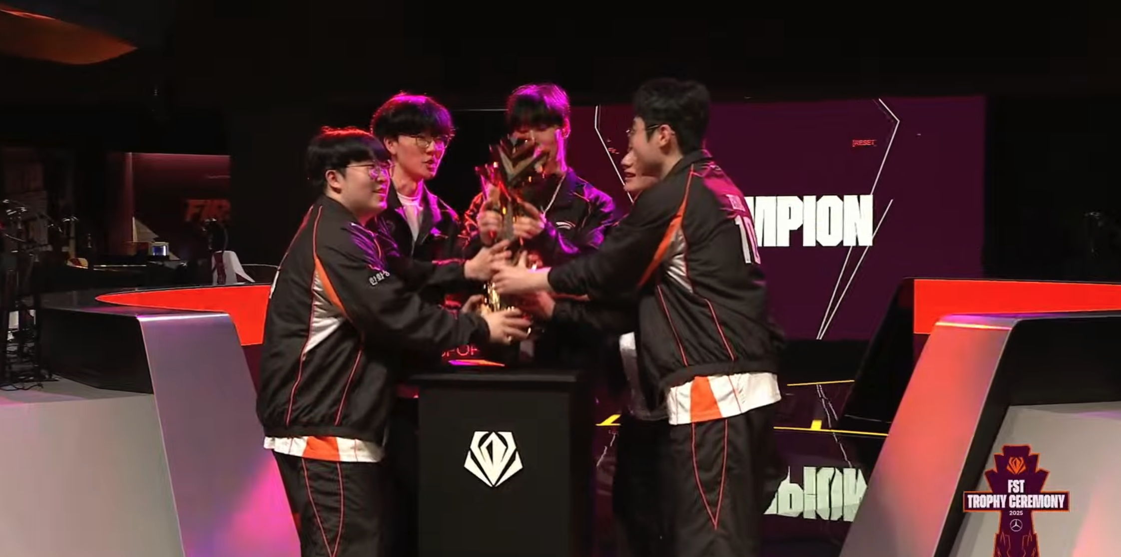 HLE险胜WBG，Scout线上压制力十足峡谷大战全球总决赛，让粉丝疯狂欢呼的简单介绍