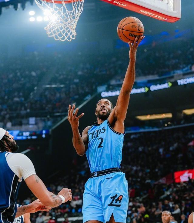 包含快船队继续高光表现，胜出独行侠队比赛的词条