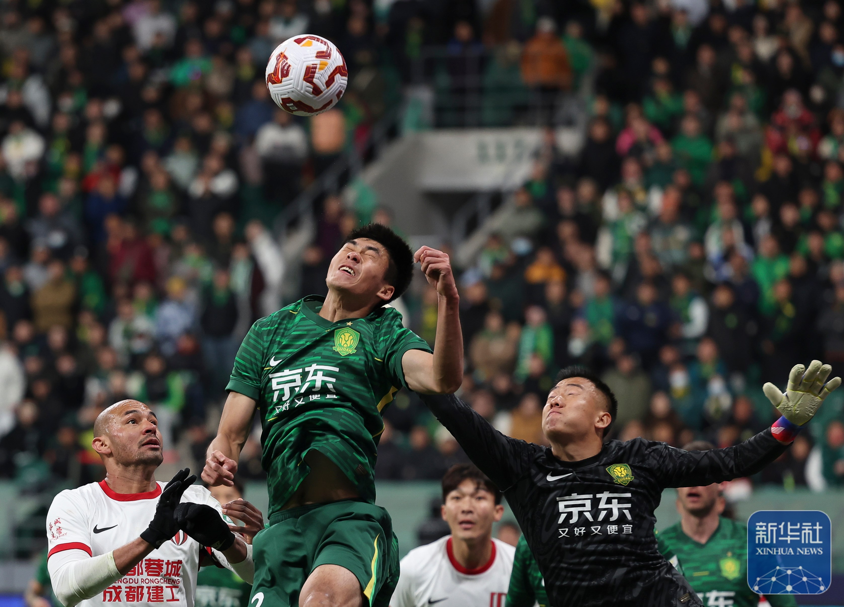 国内足球联赛赛场沸腾，选手表现稳定