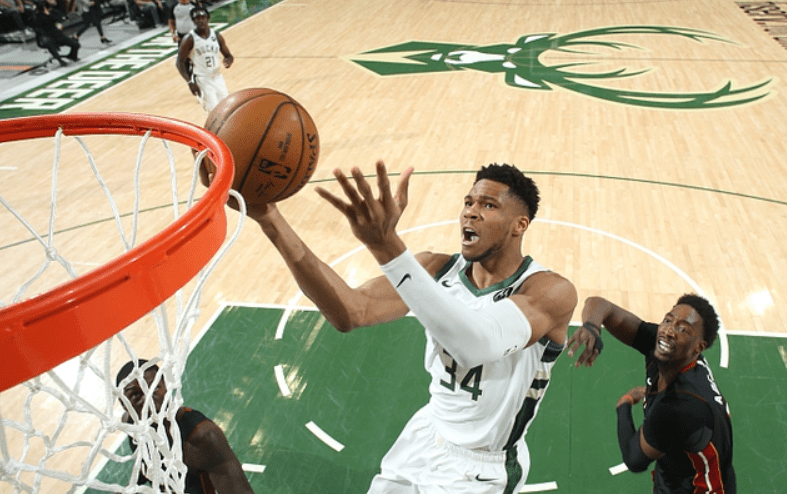 雄鹿后卫连续30+得分创队史纪录