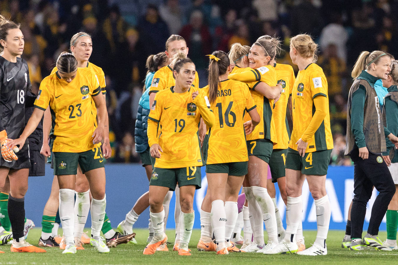 加拿大女足队在比赛中施展招牌技巧