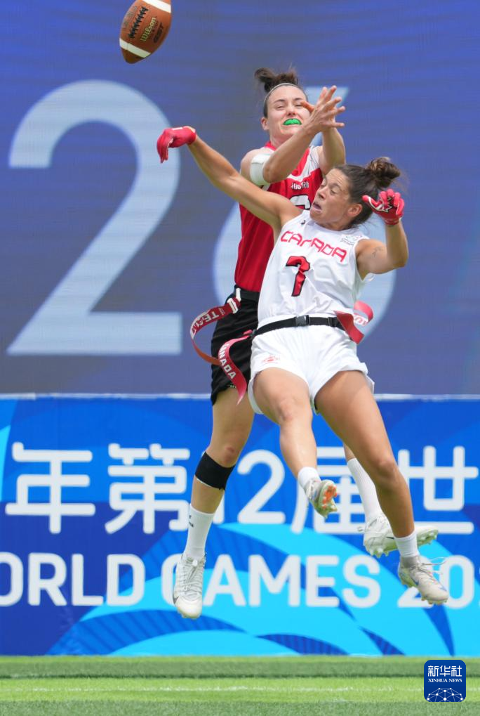 加拿大女足队在比赛中施展招牌技巧