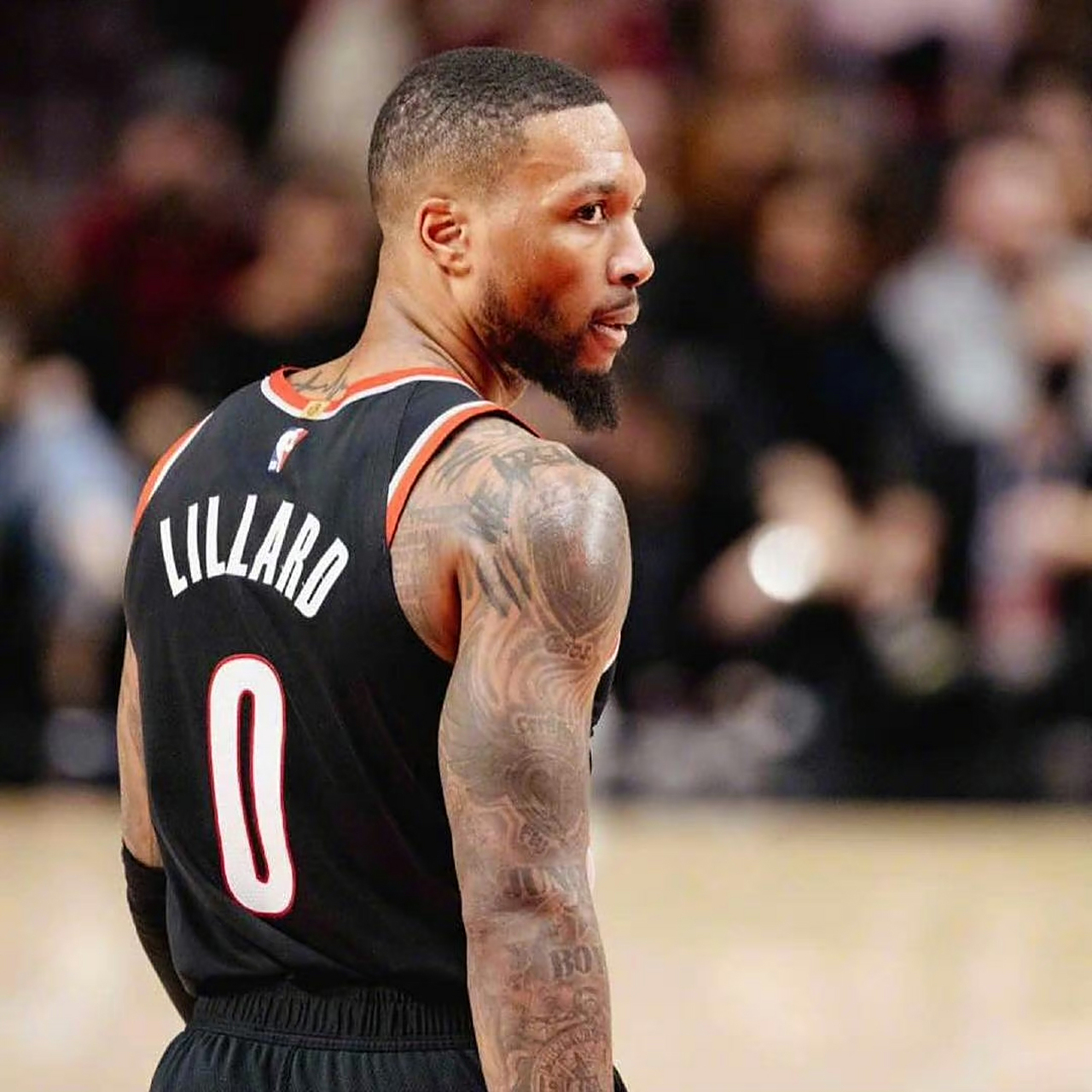 开拓者主场击败马刺，利拉德季后赛表现出色