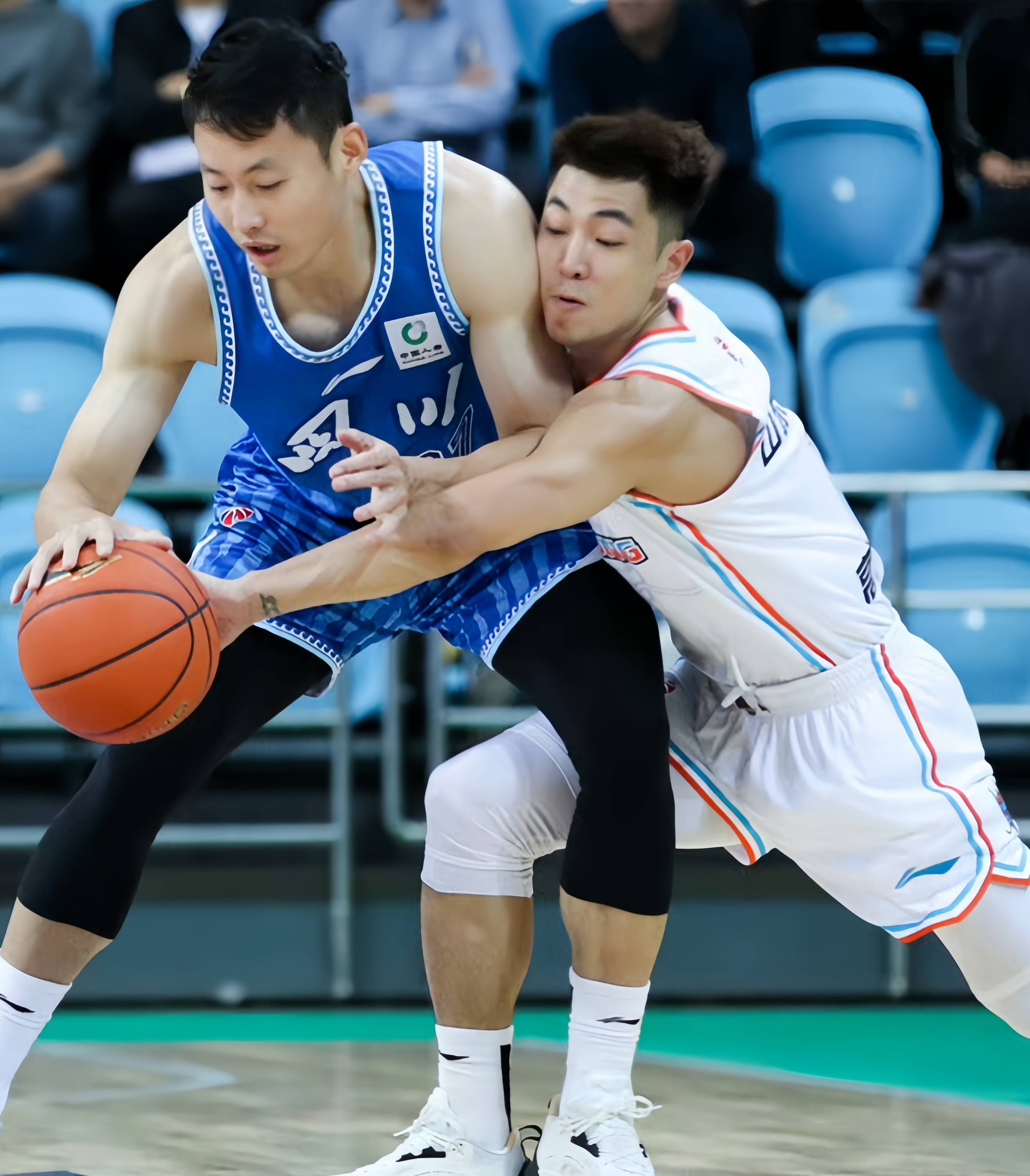 篮球赛事火热进行中，各路球队瞄准冠军奋力争夺