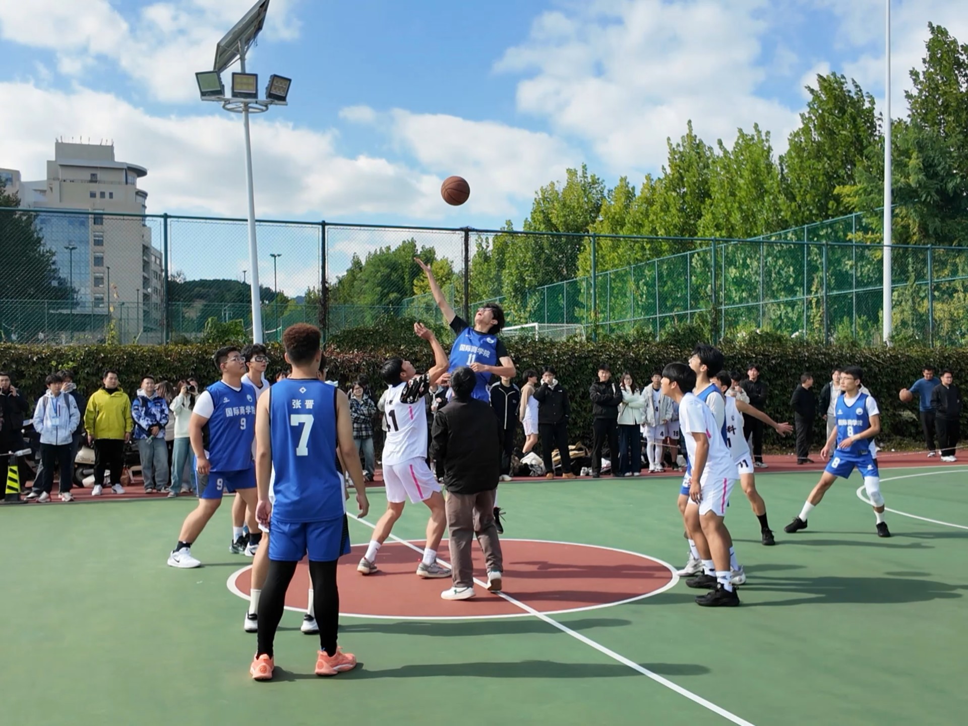 篮球赛事火热进行中，各路球队瞄准冠军奋力争夺