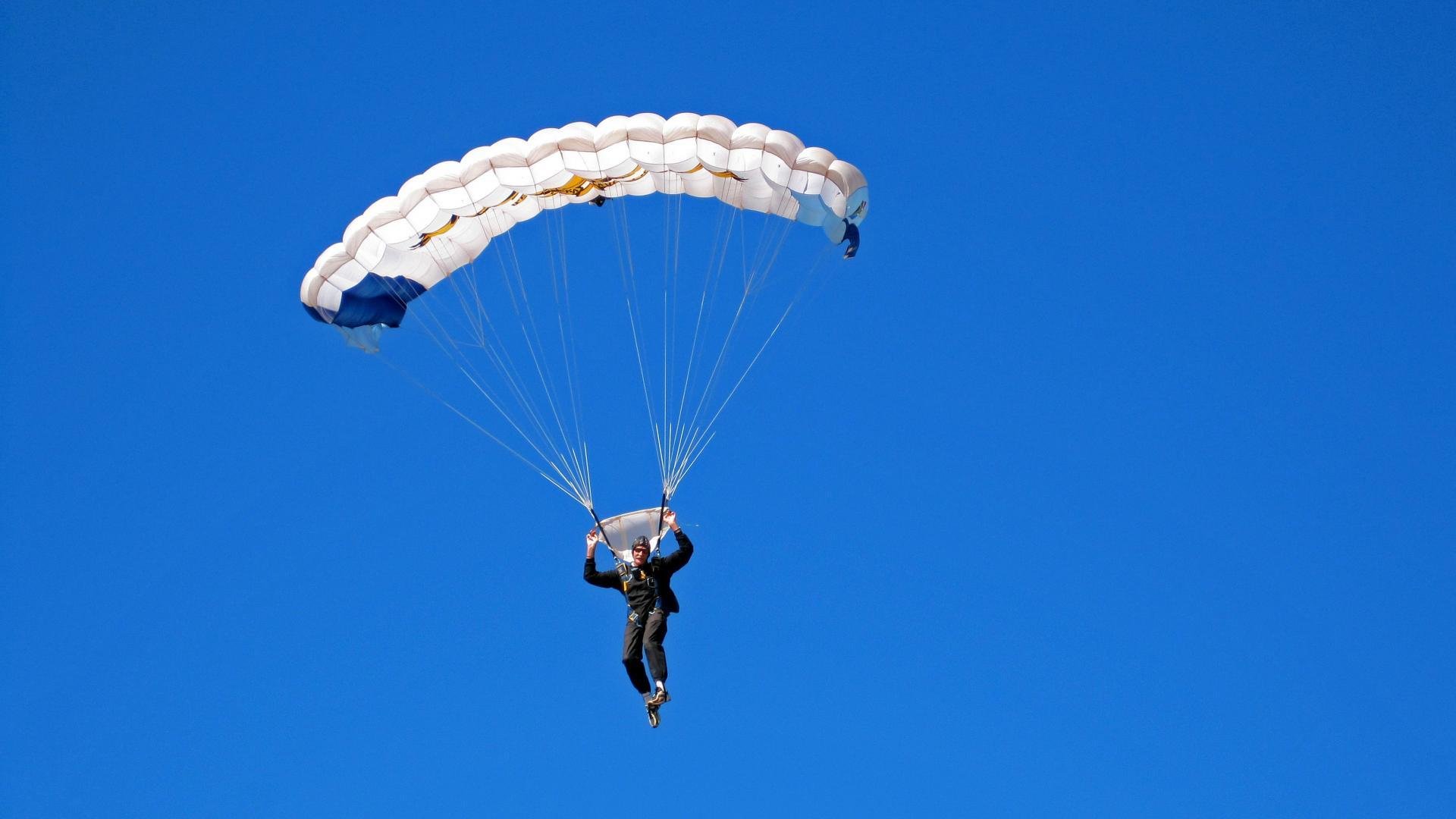 绿茵上的伤痛与羽球场的荣光，体育的双面启示